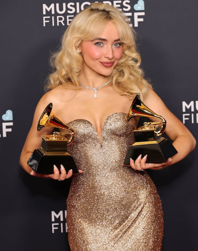 Sabrina Carpenter en Versace