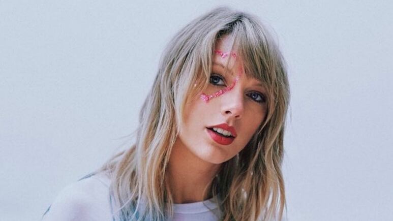 ¡Vaya susto! Fan de Taylor Swift es detenido por impactar su vehículo contra el edificio donde vive la cantante