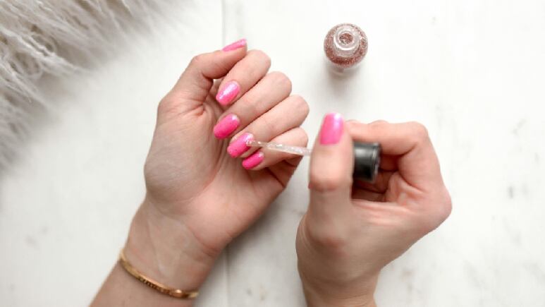 Diseños de uñas ideales para resaltar tu bronceado de este verano 2024