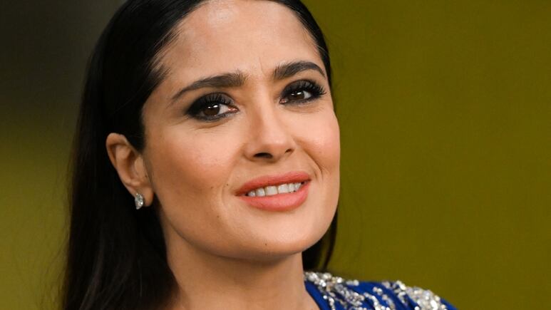 Salma Hayek presume vestido azul con estrellas y combina su look con el de su hija Valentina Paloma