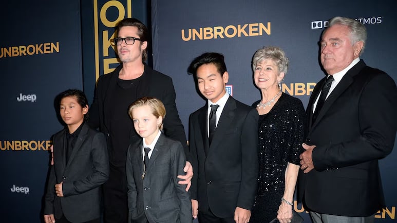 Brad Pitt junto a sus padres William y Jane en la premier de Unbroken