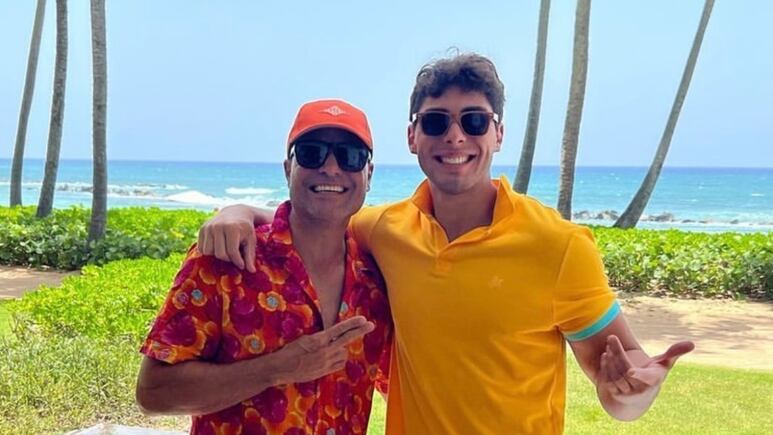 Chayanne causa revuelo en redes al bailar reggaeton con su hijo: VIDEO