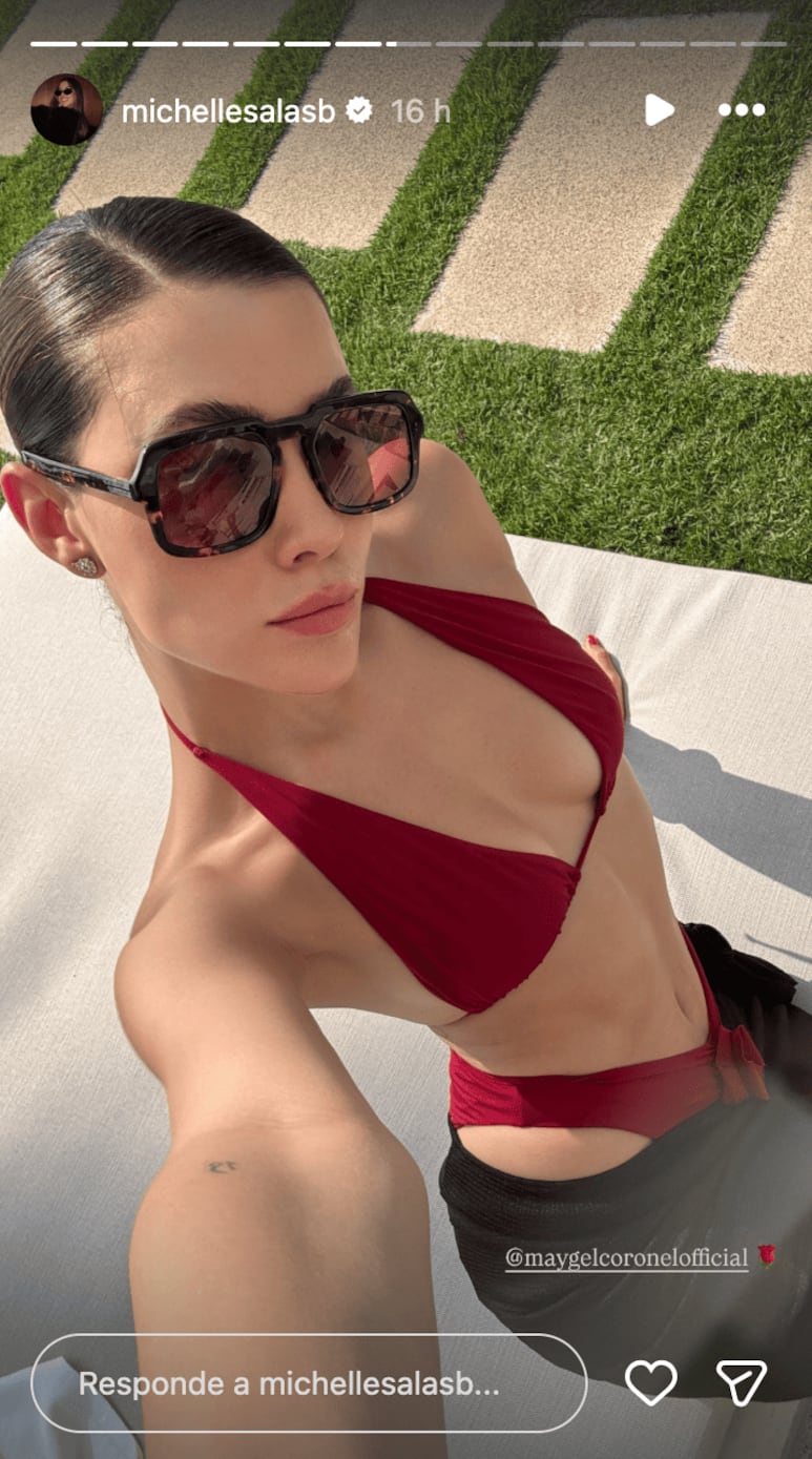 Michelle Salas en bikini color vino tinto elegante para verano