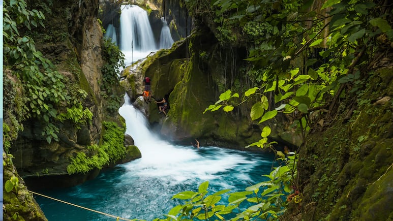 Feng shui para atraer la riqueza con cuadro de cascada