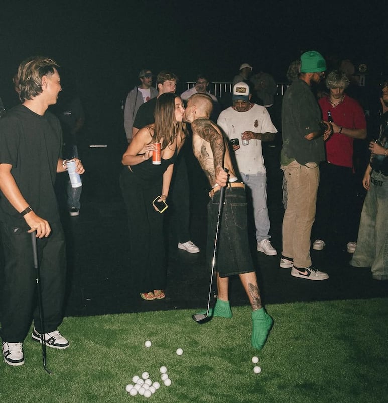 Hailey y Justin Bieber besándose en público