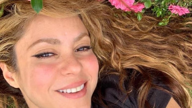 Shakira presume nuevo look rubio cenizo y flequillo recto que rejuvenece la cara