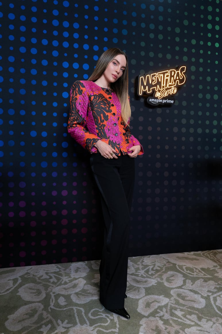 Belinda con su outfit ochentero completo para promocionar Mentiras