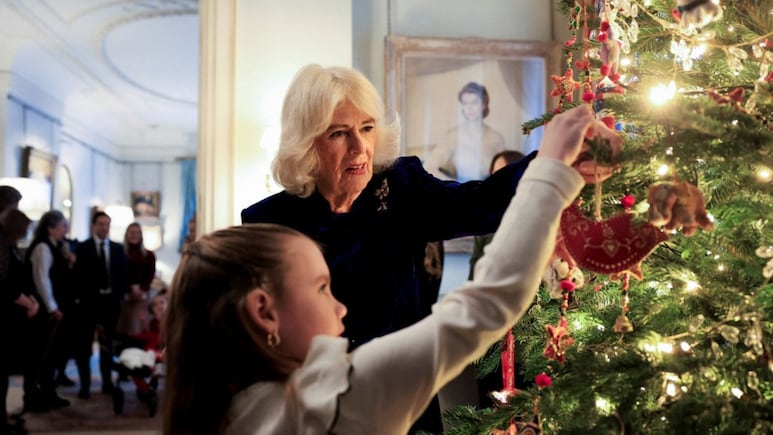 La reina Camila invita a niños y a Santa Claus a decorar el árbol de Navidad de la Familia Real