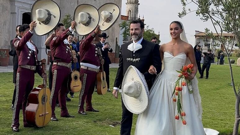 Filtran primeras fotos de Ale Capetillo con su vestido de novia y su boda charra
