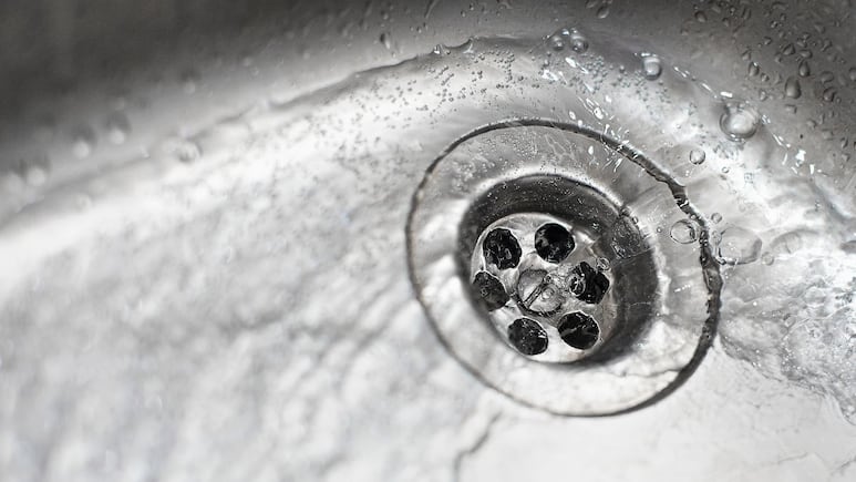 ¡Descarta el vinagre! Realiza el truco casero con refresco para destapar fregaderos en minutos