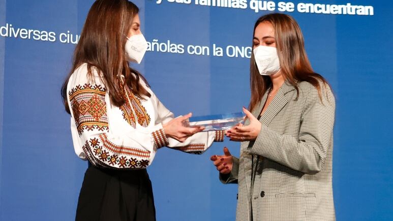 La reina Letizia de España muestra su apoyo a Ucrania con peculiar look