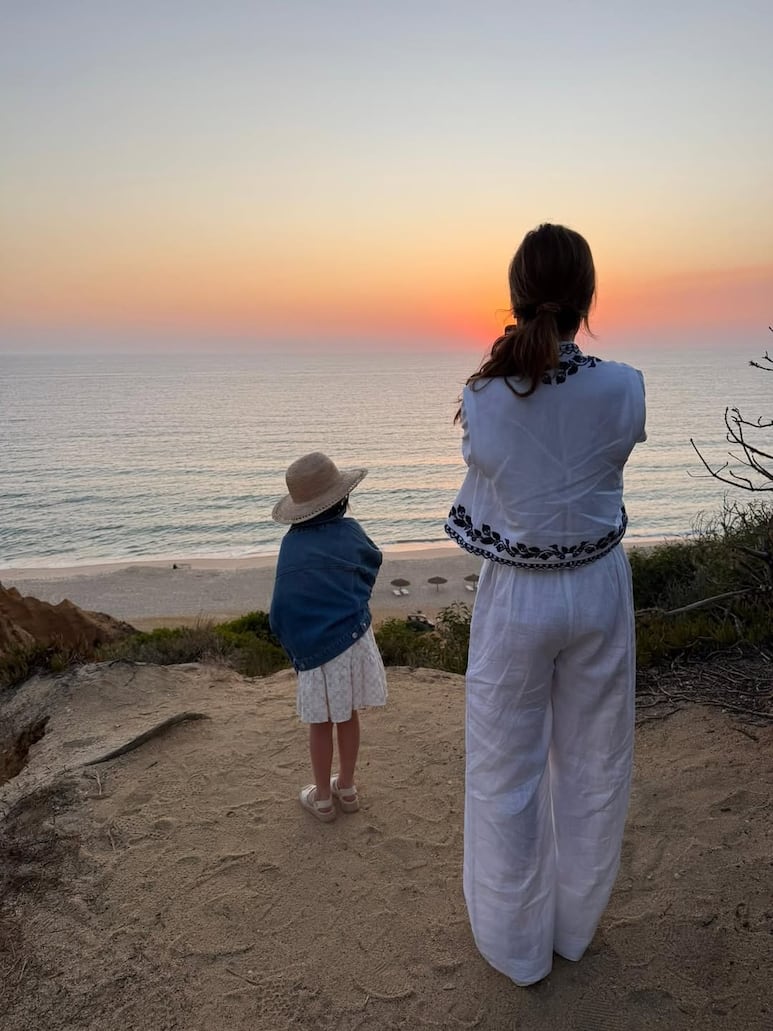 Ayda Field y su hija Coco observan la puesta de sol en la costa de Portugal