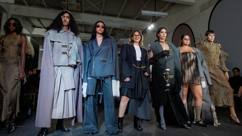 Egresados de Diseño Textil y Moda presentan desfile con innovación creativa