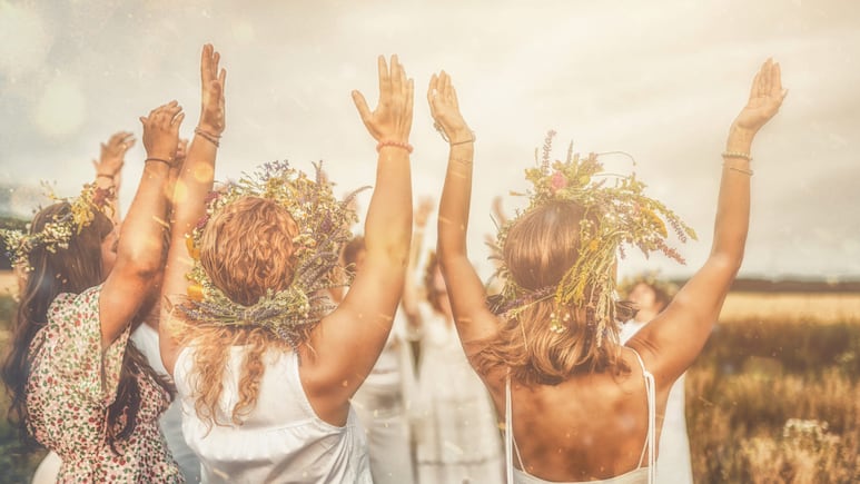 Espacio decorado para ritual del solsticio de verano