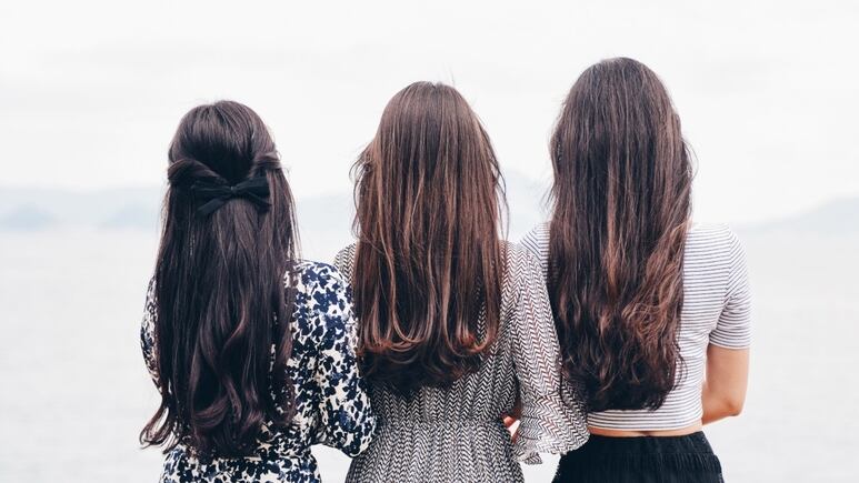 Mechas ash blonde: Las luces cenizas que se ven bien en el cabello negro