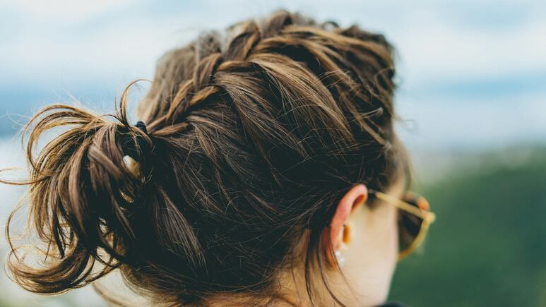 Accesorios para el cabello que elevarán tu outfit en esta temporada