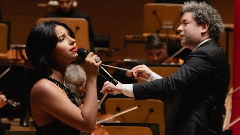 Ángela Aguilar recibe el premio a ‘Mujer del Año’ acompañada de Christian Nodal