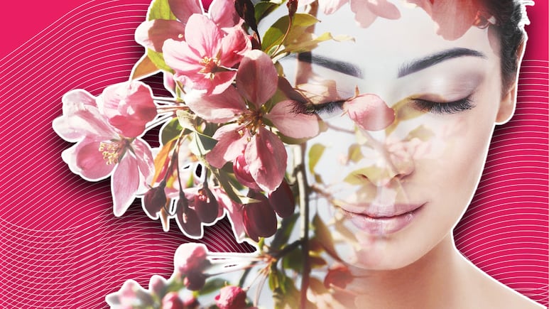 Mujer relajándose con flores