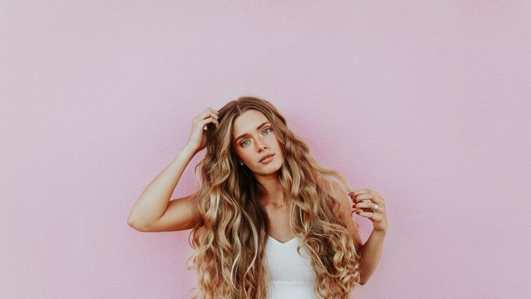 3 vitaminas que debes tomar en otoño para frenar la caída del cabello y hacer que crezca rápido
