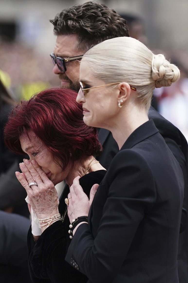Sharon Osbourne llorando en el funeral de Ozzy junto a sus hijos