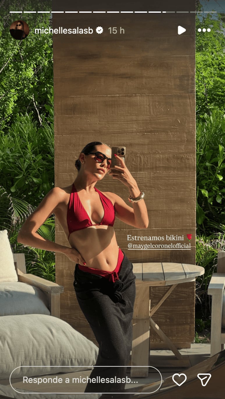 Bikini color vino tinto combinado con falda negra con flores 3D