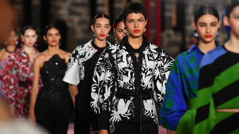 Carolina Herrera presenta la nueva colección Resort 2025 por Wes Gordon en México