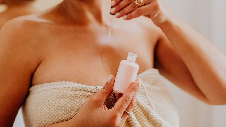 3 aceites esenciales antienvejecimiento para eliminar arrugas del cuello