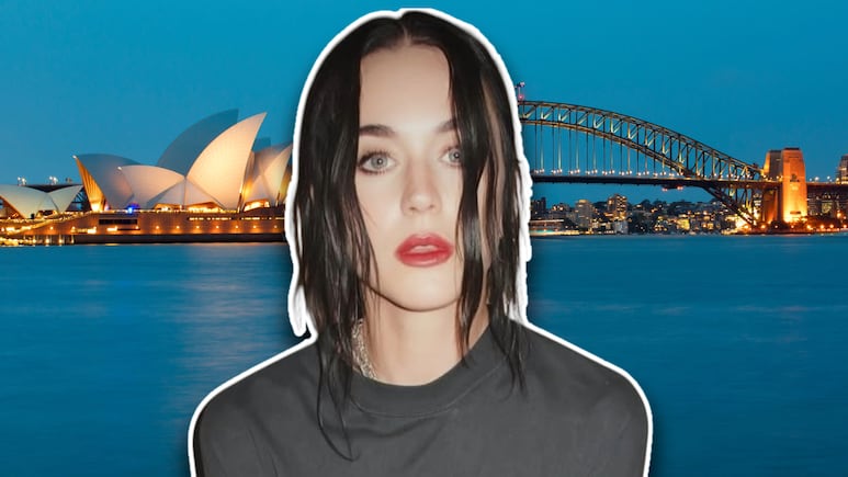 Katy Perry sonríe durante su llegada a Australia con un nuevo look
