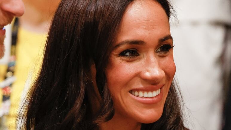 Meghan Markle presume el abrigo que será tendencia en otoño 2023 porque te hace ver elegante