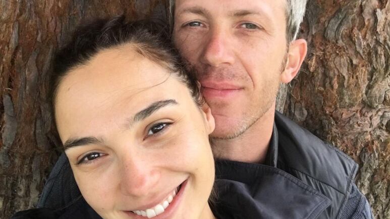 Gal Gadot presume su baby bump en traje de baño