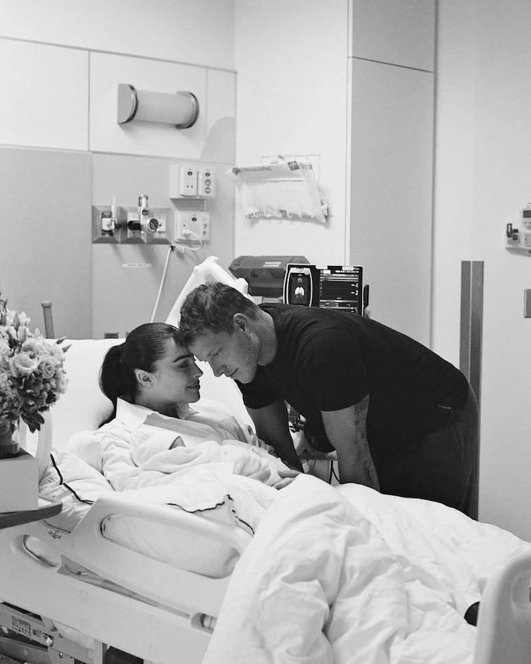 Olivia Culpo y Christian McCaffrey reciben a su hija Colette