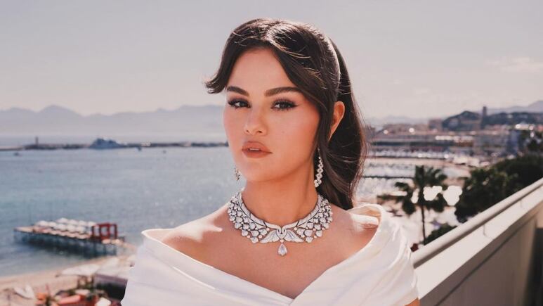 Selena Gomez muestra cómo llevar la manicura naranja ideal para un día de playa