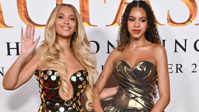 Blue Ivy y Beyoncé deslumbran con vestidos dorados a juego en la premier de Mufasa