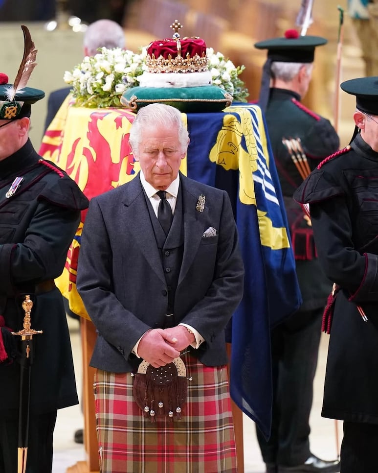Reyes Carlos y Camila rinden homenaje a Isabel II con piedra conmemorativa en Escocia