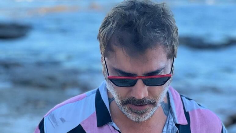 Alejandro Fernández y Karla Laveaga se escapan de manera romántica a la playa