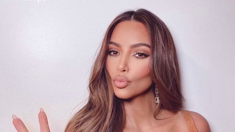 Kim Kardashian impacta en rubia platinada y con diminuto traje de baño: FOTO