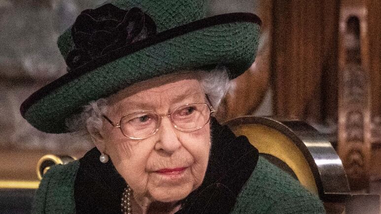 Reina Isabel II recuerda a su fallecido esposo, el príncipe Felipe, con joya que él le regaló