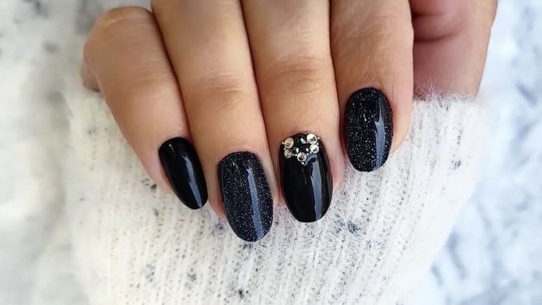 Los mejores diseños de uñas con glitter para lucir elegante en otoño