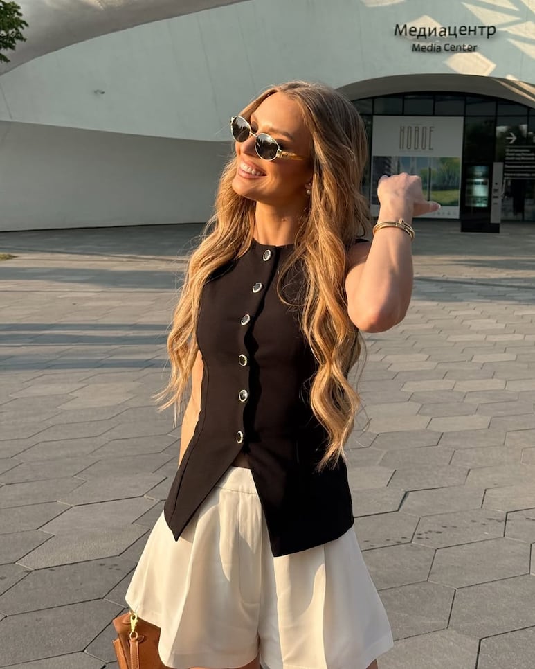 Irina Baeva deslumbra en Moscú con look veraniego