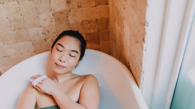Dermatología: ¿Por qué NO debes tallar tu piel durante el baño, según la ciencia?