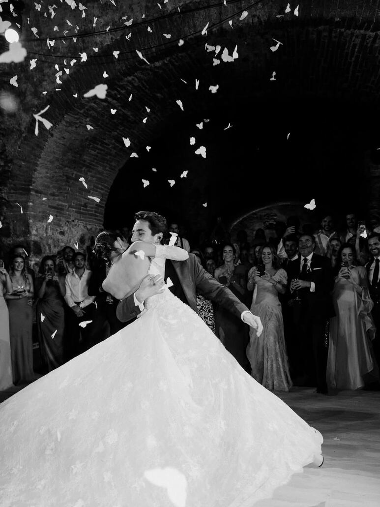 Andrés Zurita y Dani Hernández bailan en su boda