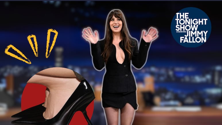 Dakota Johnson con minifalda y blazer