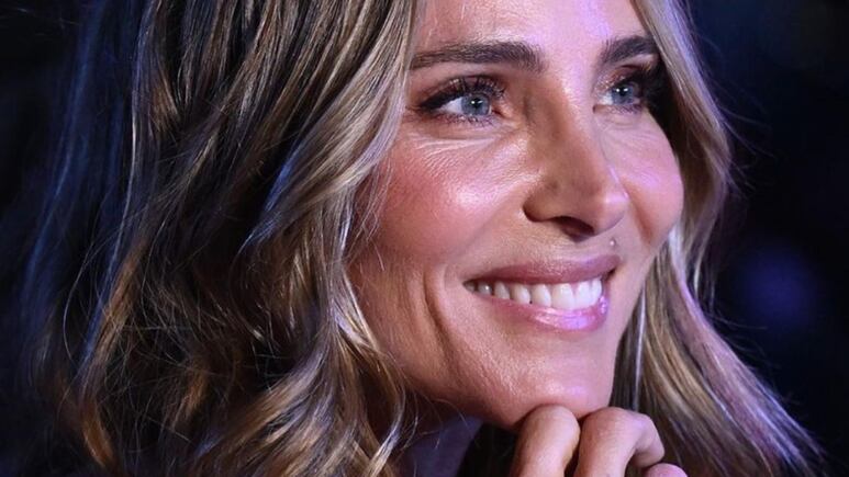 Abdomen plano a los 47: Elsa Pataky usa minivestido negro que define la silueta en invierno