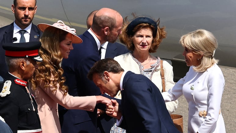 ¿Fue correcto? Macron besa la mano de Kate Middleton y genera debate sobre el protocolo real