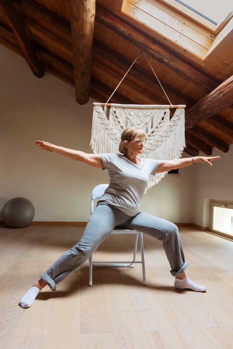 yoga en silla adulto mayor
