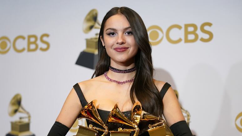 Así fue como Olivia Rodrigo rompió su premio Grammy (VIDEO)