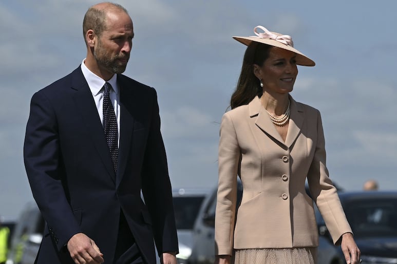 Kate caminando junto al príncipe William con la chaqueta Dior y sombrero