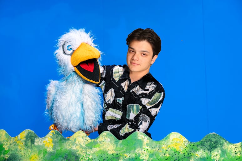 Omar le da vida al pájaro que acompaña a Caperucita en su aventura