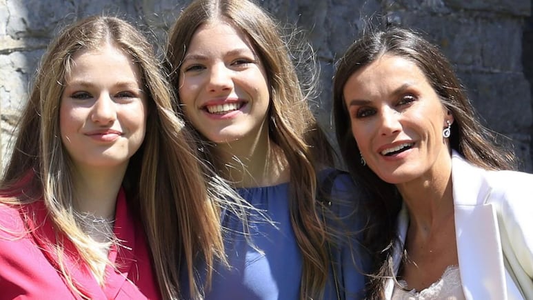 Reina Letizia junto a sus hijas, la princesa Leonor y la Infanta Sofía