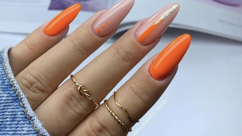 3 diseños de uñas naranja con dorado que son ideales para ir a la oficina en primavera